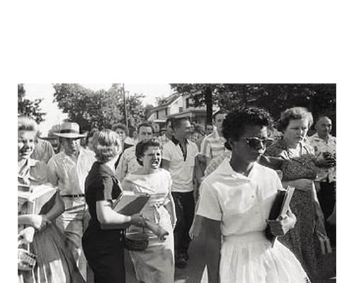 El presidente de Estados Unidos, Dwight D. Eisenhower, ordena la intervención de unidades armadas para vencer la resistencia contra la supresión de las barreras raciales, los disturbios de 1957 en la Central High School de Little Rock cuando estudiantes